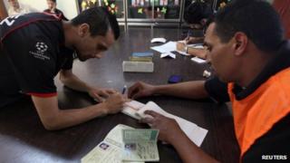 A man registers to vote in the Libyan elections in Benghazi (8 May 2012)