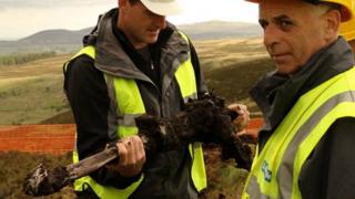 Dan Snow examines gun