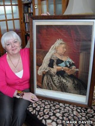 Dawn Wallace and the portrait of Queen Victoria