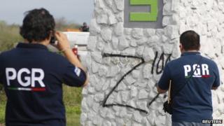 Федеральные агенты фотографируют Z, распыленный на стену возле места преступления в Кадейрете