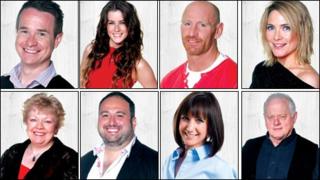 (ch-dd gyda'r cloc)Alex Winters, Lucie Jones, Gareth Thomas, Lisa Rogers, Robert Pugh, Lucy Owen, Wynne Evans a Di Botcher