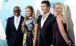 Бритни Спирс присоединяется к группе X Factor вместе с (слева направо) Л.А. Ридом, Деми Ловато и Саймоном Коуэллом