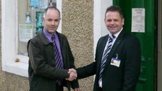 Cathraiche nan Samaratanach sna h-Eileanan an Iar, Aonghas MacLeòid a' faighinn dearbhadh bho Àrd-oifigear NHS nan Eilean Siar, Gòrdan Jamieson, mun t-suim airgid.