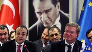 Уполномоченный по расширению ЕС Стефан Фуэле (r) и министр по делам ЕС Турции Эгемен Багис дают совместную пресс-конференцию в Анкаре 17 мая 2012 года