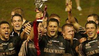 Capten Pontypridd Chris Dicomidis yn codi tlws yr Uwchgynghrair