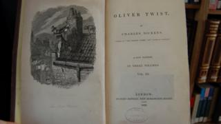 Argraffiad prin o Oliver Twist, a oedd y llyfr cyntaf i gael enw Dickens ar y dudalen deitl, yn hytrach na'i ffugenw Boz