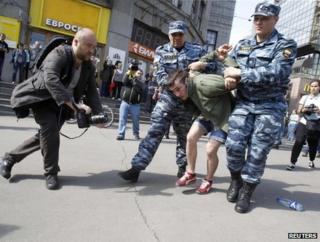 Российская полиция задержала протестующего на несанкционированном митинге в Москве, 7 мая
