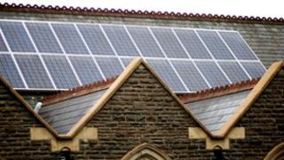 Paneli solar ar eglwys
