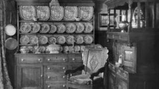 Y tu mewn i Dŷ Nantclwyd, Rhuthun, 1954