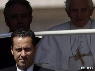 Дворецкий Папы Паоло Габриэле (внизу слева) прибывает с Папой Бенедиктом в Ватикан (23 мая 2012 года).
