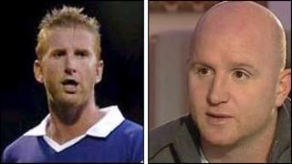 Iwan Roberts a John Hartson yw'r pêl-droedwyr ar y rhestr