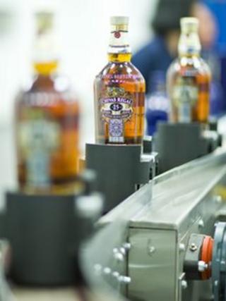 Бутылки Chivas Regal сливаются с новой линии розлива на заводе Chivas Brothers в Пейсли