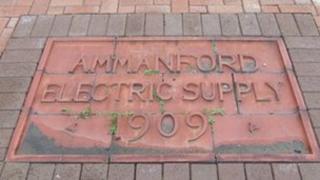 Plac yr hen Ammanford Electric Supply a welir yn Heol y Ffowndri – un ardal lle mae adfer yn mynd i ddigwydd
