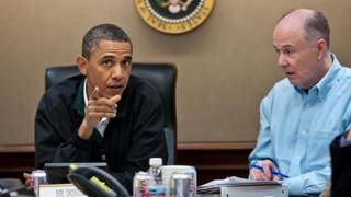Президент США Барак Обама обсуждает миссию по убийству Усамы бен Ладена со своим советником по национальной безопасности Томом Донилоном в Белом доме 1 мая 2011 года