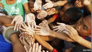 Poor children in Manila scramble for free meal tickets
