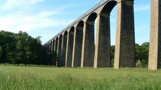 Un o dri safle treftadaeth y byd yw Pont Traphont Pontcysyllte