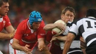 Shane Williams yn cael ei daclo
