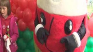 Mistar Urdd yng nghanol y balwns ar gyfer y Parti ar y Maes