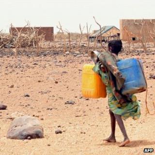 Девушка с водяными канистрами в Мавритании