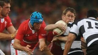 Shane Williams yn cael ei daclo