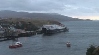 MV Hebrides aig cidhe an Tairbeirt