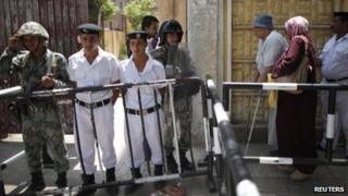 Voters arrive at a polling station to cast their votes during the second day of voting in Egypt's presidential election in Cairo June 17, 2012.