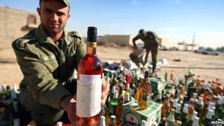 Солдаты осматривают изъятый ​​алкоголь