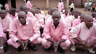 Prisoners transferred to attend a gacaca court session in relation with the 1994 genocide - 2007