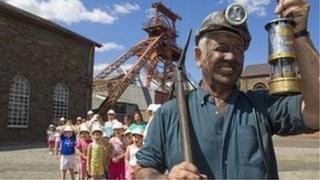 Cofeb las yn cael ei dadorchuddio