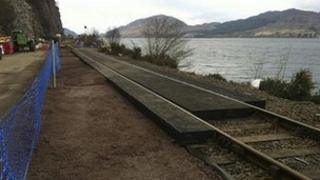 An loidhne-rèile ga ullachadh gus càraichean a ghiùlain