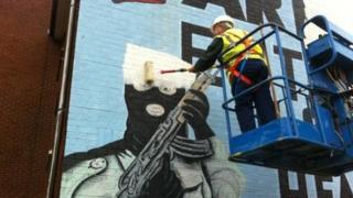 The mural is being replaced by a gable-wall sized portrait of William of Orange