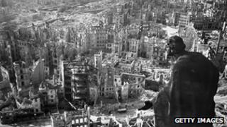 Вид с воздуха на опустошение, причиненное Дрездену после