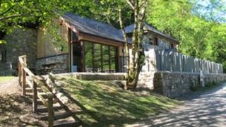 Bwthyn cerrig deulawr yw'r Ganolfan, sy'n eiddo i'r Cyngor Cefn Gwlad