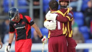 David Murphy a Con de Lange yn dathlu oddi ar wiced James Harris