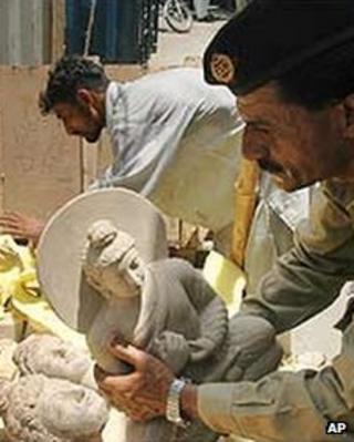 Police with recovered relics in 2005