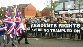 Группа проходит магазины Ardoyne