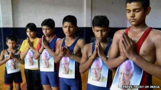 Young wrestlers pay tribute to Dara SIngh in Moradabad on 12 July 2012