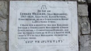 Cofeb i Iolo Morganwg ar wal ar Stryd Fawr Y Bont-Faen