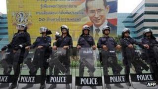 Thai riot policemen stand guard prior the verdict against the ruling party at the Constitutional Court in Bangkok on July 13, 2012