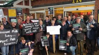 Ffermwyr yn protestio y tu allan i archfarchnad Morrisons ddydd Llun