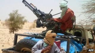 На снимке, сделанном 24 апреля 2012 года, изображены исламисты-повстанцы Ансара Дайна возле Тимбукту, в северной части Мали, удерживаемой повстанцами.