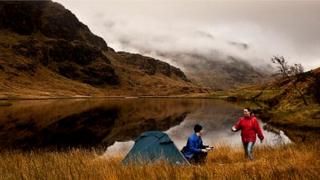 campadh aig Loch Laomainn