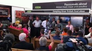 Protest ar stondin Asda ar Faes y Sioe