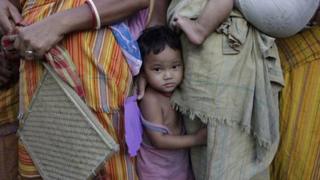 Ребенок, пострадавший от этнического насилия, смотрит в лагере по оказанию помощи в деревне Бхот Гаон в Кокраджар, штат Ассам, Индия, среда, 25 июля 2012 года.