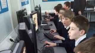 Plant yn defnyddio cyfrifiadur (cyffredinol)
