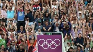 Толпа наблюдает за Олимпийскими играми Пляжный волейбол