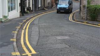 Llinellau a marciau melyn ar stryd yn Rhuthun