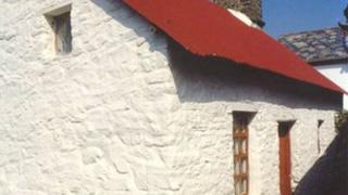 Y bwthyn yn Llanon