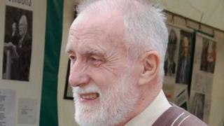 Dafydd Islwyn ar faes y Brifwyl