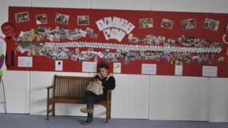 Gwaith Ysgol Feithrin Cogan yn y brif fynedfa